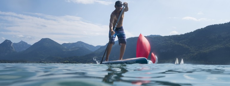Beliebter Sport auf dem Wolfgangsee: Stand-up-Paddling.