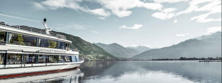 Rundfahrten auf dem Zeller See kann man mit der MS Schmittenhöhe machen.