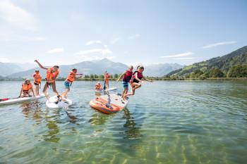 Nicht nur Erwachsene auch Kinder lieben das Stand-up-Paddeling auf dem Zeller See.