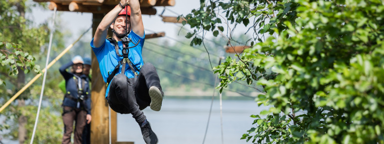 Bei der 126 Meter langen Flying-Fox-Strecke kannst du bis zu 40 Kilometern pro Stunde erreichen.