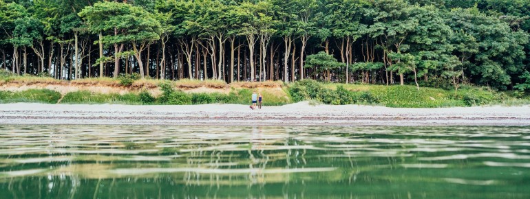 Located directly below the promenade, the main beach is easily accessible via stairs or the serpentine path.