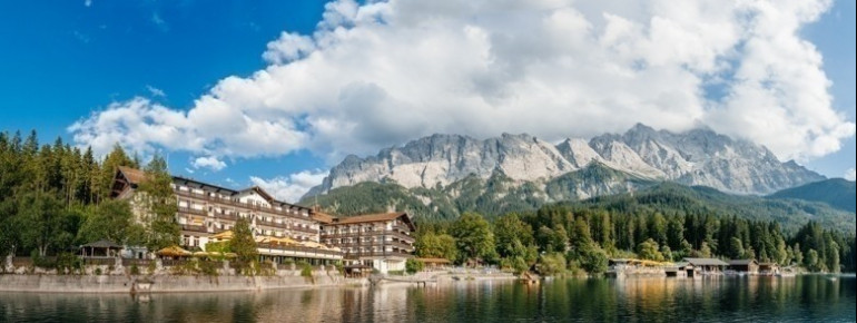 Its unique location makes lake Eibsee one of the most beautiful lakes in Bavaria.