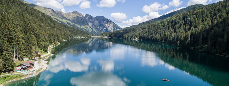 Lake Arnen is also called the Pearl of the Saanenland.