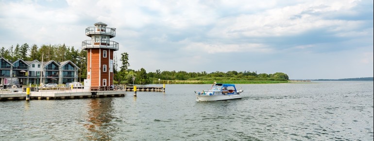 Explore Lake Plau by boat - relaxed, comfortable and with the best view of the water.