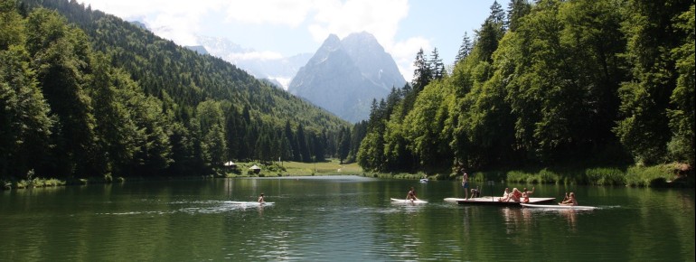 Lake Rießersee is idylically located south of Garmisch.