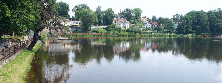 Allentsteig's town lake is beautifully situated. A small pier leads directly from town into the cool water