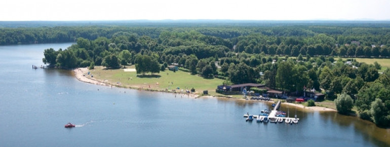 The Niemtsch lake beach is located directly at the campsite.