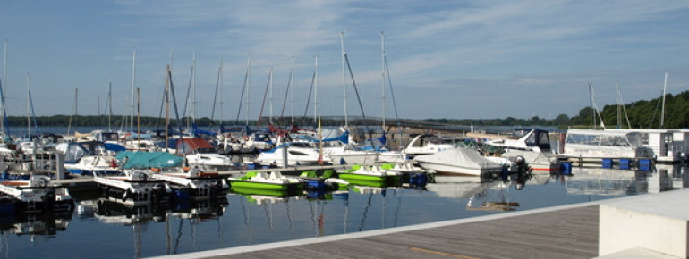 Boat moorings are available at the Senftenberg city harbor, among other places.