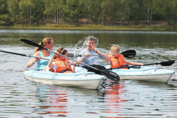 Rowing and pedal boats can be rented at the lake.