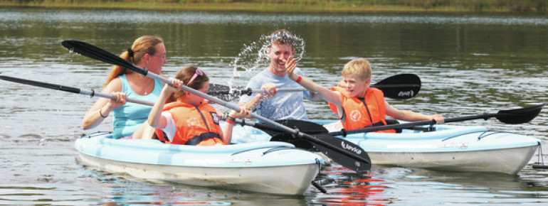 Rowing and pedal boats can be rented at the lake.