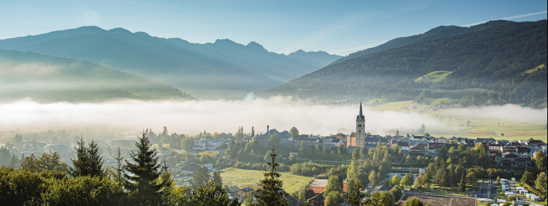 Das idyllische Städtchen Radstadt liegt eingebettet in die alpine Bergwelt des Salzburger Lands.