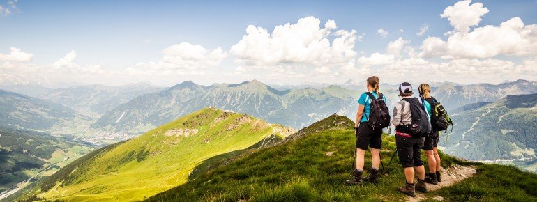 Wandergruppe mit grandioser Aussicht ins Gasteinertal