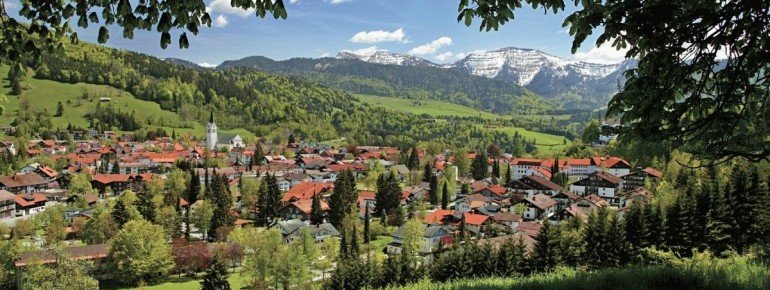 Panoramasicht nach Oberstaufen und der Nagelfluhkette vom Kapf