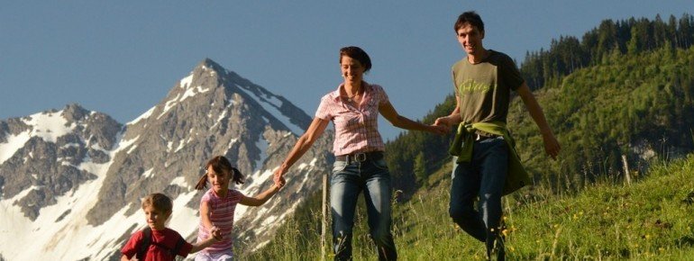 Familie beim Wandern