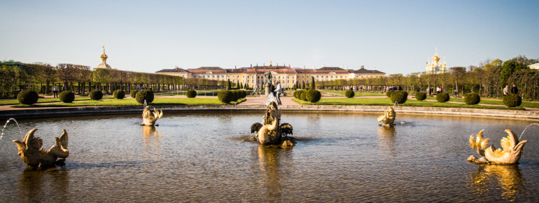 Schloss Peterhof bei Sankt Petersburg