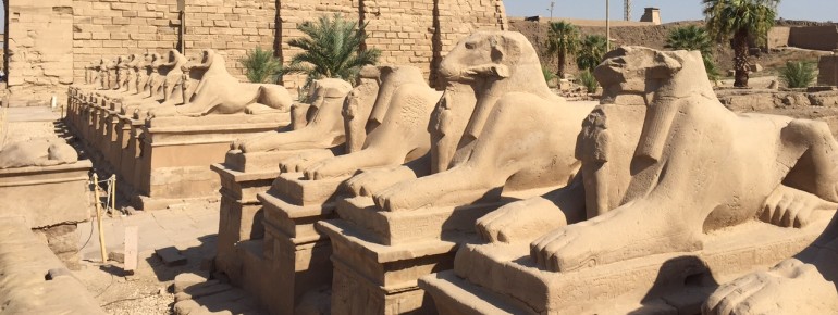 Sphingenallee vor dem Karnak-Tempel in Luxor