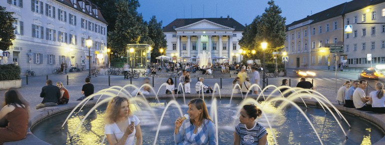 Abendstimmung am Bismarckplatz in Regensburg.