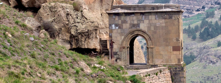 Das Höhlenkloster Vardzia wurde direkt in den Berg gebaut.
