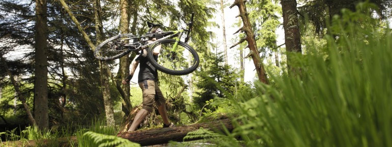 Mit dem Mountainbike durch die Natur.