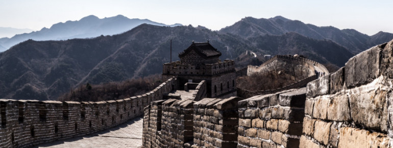 Die Chinesische Mauer diente früher zum Schutz vor Feinden.