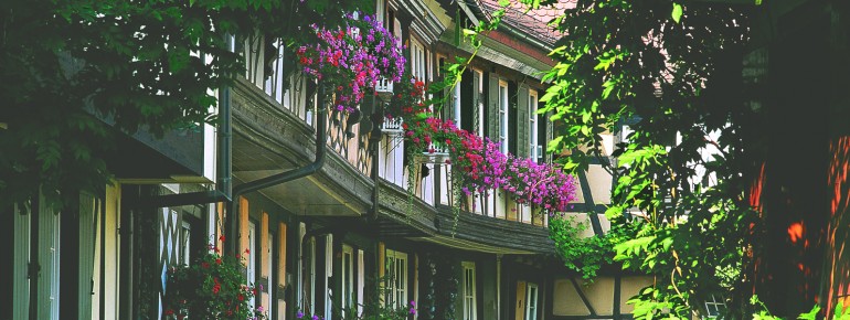 Traditionelle Fachwerkhäuser verbreiten romantisches Flair.