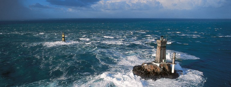 Wilde Wasser umspülen den Leuchtturm vor der Pointe du Raz.