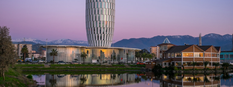 Moderne Architektur prägt das Stadtbild von Batumi am Schwarzen Meer.