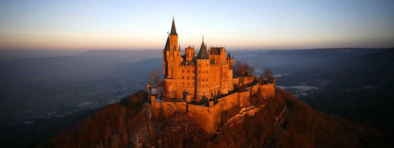 Hoch oben thront die Burg Hohenzollern