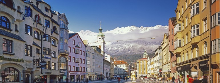 Die Innsbrucker Altstadt mit Blick auf die schneebedeckten Berge.
