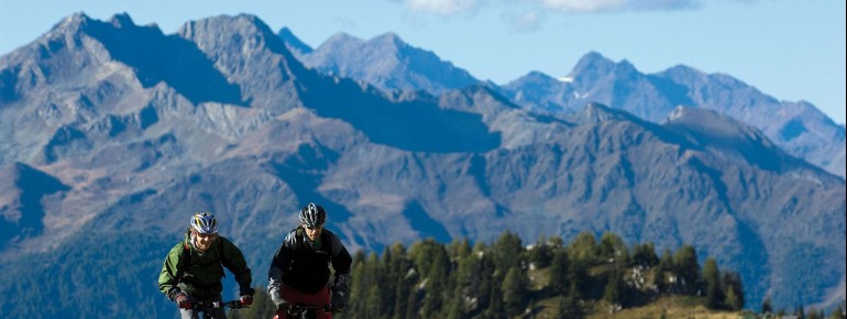 Mountainbiker in der Nähe des Refugio Grosté