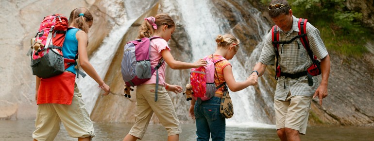 Jung und Alt erkunden zu Fuß die Natur.