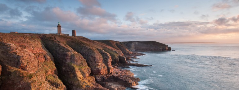 Raue Steilküsten prägen die Landschaft.