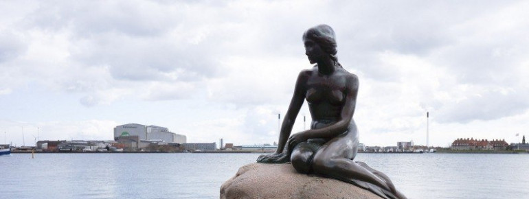 Die Statue der Kleinen Meerjungfrau ist eines der Wahrzeichen von Kopenhagen