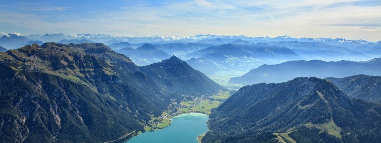 Die Landschaft Österreichs ist geprägt von den mächtigen Alpen.