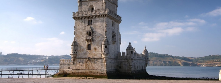 Blick auf den Torre de Belém am Tejo in Lissabon