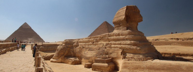 Die Pyramiden sind Wahrzeichen Ägyptens.