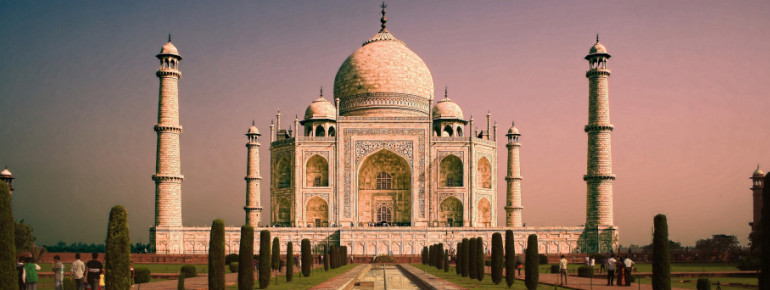 Das imposante Grabmal Taj Mahal ist ein Wahrzeichen Indiens.