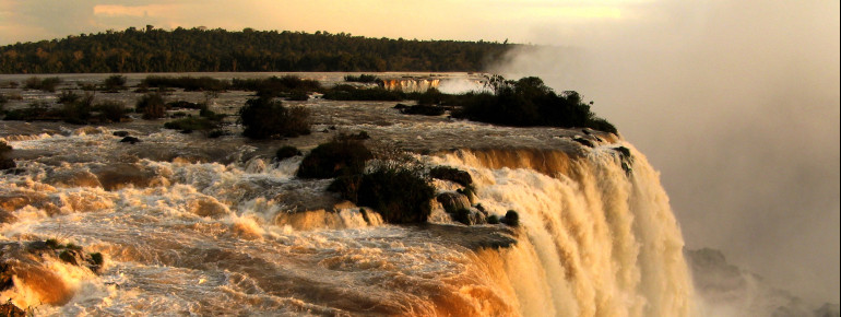 Die Iguacu-Wasserfälle liegen an der Grenze zu Argentinien.