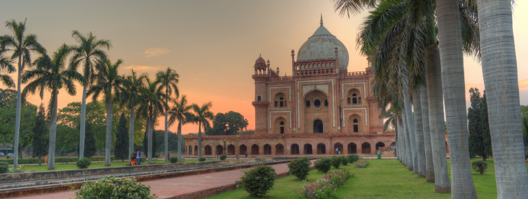 Blick auf das Safdarjung-Mausoleum in Delhi
