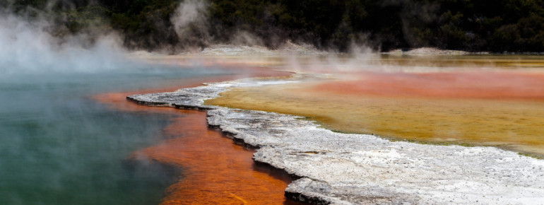 Eindrucksvolle Farbspiele im geothermischen Gebiet Wai-O-Tapu.