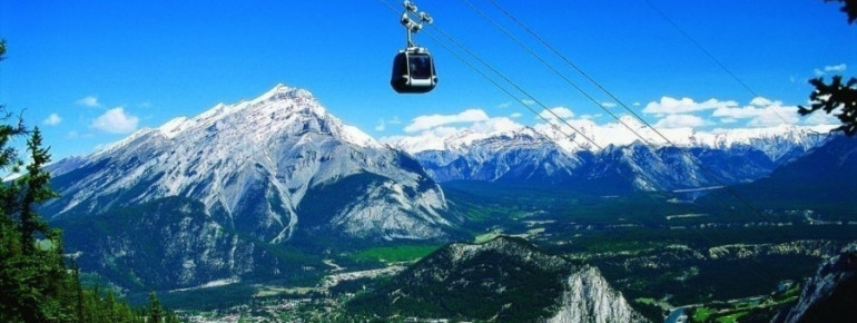 Imposante Berglandschaften wie in Lake Louise warten in den Rocky Mountains.