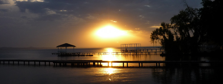 Sonnenuntergang am Lago Ypacaraí in Paraguay