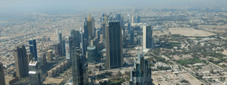 Aussicht auf Dubais Wolkenkratzer vom Burj Khalifa